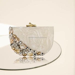 Bolso de Mano de Resina con Diseño de Ángel, Hecho a Mano y Pintado a Mano, con Perlas de Imitación, Forro de Algodón y Cierre Magnético - Accesorio Imprescindible - Product Image 1