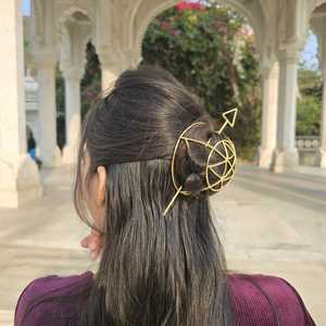 Élégante épingle à chignon en forme de flèche géométrique en laiton plaqué or, faite à la main, pour femmes – Accessoire de cheveux ethnique bohème - Product Image 3