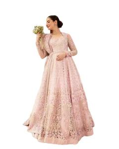 Vestido de Novia Pakistaní Premium, Color Durazno Pastel, Largo hasta el Suelo, con Delicado Bordado Floral y Detalles de Lentejuelas - Product Image 1