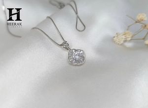 Collier Pendentif Fleur Personnalisé en Argent Sterling 925 avec Diamant de Laboratoire Taillé Baguette Effilé et Sertissage Glacé, Vente en Gros - Product Image 4