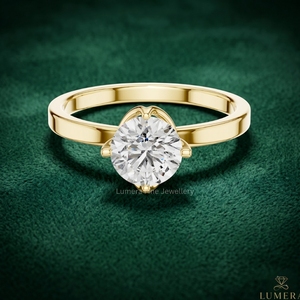 Anillo de Compromiso Solitario con Diamante de Corte Brillante Redondo en Oro Amarillo para Mujer, Joyería Fina Clásica Lumera - Product Image 1