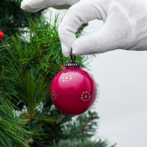 เครื่องประดับตกแต่งต้นคริสต์มาสทรงกลมลายดอกไม้สีแดงวินเทจ ทำจากแก้ว วาดลายด้วยมือ สำหรับแขวนประดับตกแต่งเทศกาล - Product Image 2