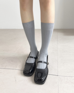 Chaussettes hautes pour femmes, unies, respirantes, en fibre de rayonne de qualité supérieure, tricotées, pour usage quotidien, style classique, saison printemps - Product Image 3
