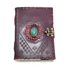 Pierre de guérison naturelle fabriquée avec 7 perles de chakra sur un journal en cuir marron avec motif mandala - Product Image 2