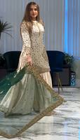 Ensemble de costume Gharara en soie Fendy pour femmes – Salwar Kameez avec broderies lourdes et sequins, et dupatta en tulle, idéal pour les mariages