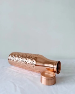 Bouteille d'eau en cuivre de qualité supérieure, design martelé diamant, vaisselle ayurvédique MUAWIYAH HANDICRAFT au meilleur prix - Product Image 1