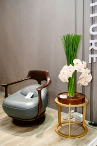 Fauteuil pivotant moderne en bois de noyer avec assise en cuir noir et base en métal doré pour mobilier d'hôtel PISANO - Product Image 6