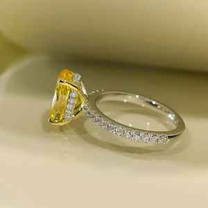 Anillo apilable de moissanita con corte ovalado y diamantes de fantasía en amarillo para mujer, de plata 925 original, joyería nupcial, regalo para amantes - Product Image 4