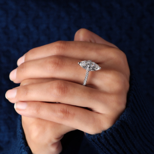 Bague de fiançailles en diamant de laboratoire taille marquise 2 carats avec tige cathédrale, halo caché et sertissage pavé - Product Image 4