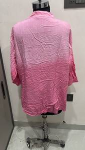 Chemise de qualité supérieure de couleur rose, col mandarin, manches trois quarts, boutonnée, plissée devant, décontractée, vêtements pour femmes de haute qualité - Product Image 2