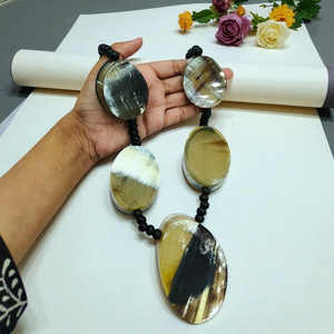 Collier statement artisanal en corne de buffle, éco-responsable et équitablement provenant de Perfect Enterprises, avec des perles bohèmes volumineuses. - Product Image 6