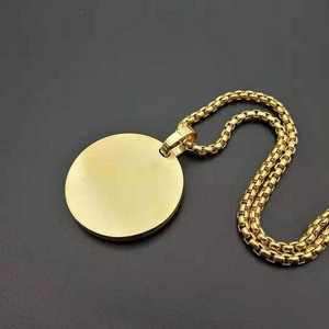 Collar con Colgante de la Última Cena con Incrustaciones de Circonitas, de Acero Inoxidable Chapado en Oro de 18K, con Cadena y Dije Redondo de Circonitas - Product Image 6