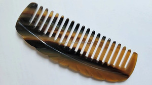 Peigne en corne de buffle d'eau de qualité supérieure, fait à la main, écologique, respectueux de la peau, couleurs noires, prix de gros, utilisation en salon, direct - Product Image 4