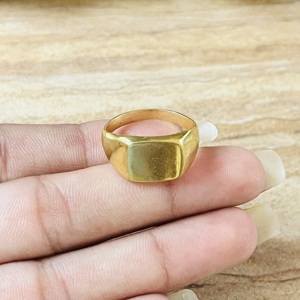 Bague Chevalière Classique pour Homme en Laiton Plaqué Or 18K, Forme Carrée, Style Minimaliste, Certifiée, Vente en Gros OEM - Product Image 1