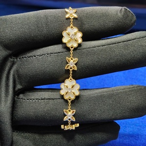 สร้อยข้อมือมุกเปลือกหอยรูปใบโคลเวอร์ทอง 14K, สร้อยข้อมือรูปดอกไม้แบบห้อย, เครื่องประดับใบโคลเวอร์เพชรเม็ดเล็ก สง่างาม เหมาะเป็นของขวัญเพื่อนเจ้าสาว - Product Image 5