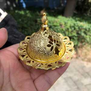 Mini Quemador de Incienso Aromático Dorado de Hierro y Metal Estilo Medio Oriente - Ecológico para Uso en el Hogar y la Oficina - Product Image 1