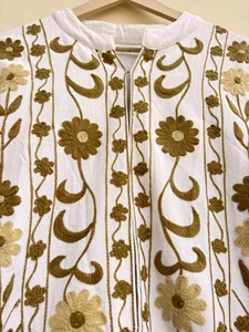 Chaqueta Blusón de Terciopelo Transpirable Hecha a Mano con Diseño Floral Bordado, Cuello en V, Ligera, Abrigo Largo de Invierno Unisex, Estilo Rajasthan - Product Image 3