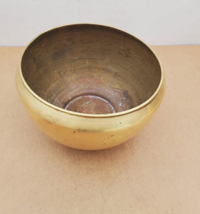 Maceta alta de latón de diseño moderno con forma étnica, ideal para decoración de pasillos, rincones o recepciones. - Product Image 1