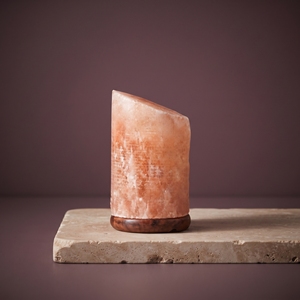 Lámpara de Sal Cilíndrica Rosa Natural con Diseño Inclinado Distintivo para Iluminación Decorativa de Mesa y Estilo Interior Premium - Product Image 3