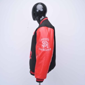 แจ็คเก็ตวาร์ซิตี้วินเทจสำหรับผู้ชาย แจ็คเก็ตเบสบอลแบบ Letterman แขนหนังสั่งทำพิเศษ ทรงเข้ารูป กระดุมเขาสัตว์ ทันสมัย ผลิตตามแบบ OEM - Product Image 5