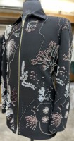 Completo Jodhpuri da uomo di design etnico per lo sposo, ideale per matrimoni, festival e celebrazioni, con decorazioni multicolori e lavorazione in resham tonale.