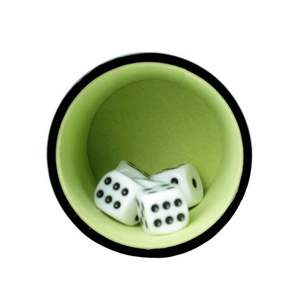 Fabricación de un juego de dados de cuero personalizado con tapa, vaso agitador de cuero verde para dados. - Product Image 4