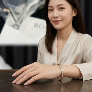 Brazalete de Oro Rosa de 14k con Diamantes Certificados IGI en Corte Baguette, Diseño Geométrico Clásico para Uso Diario - Product Image 4
