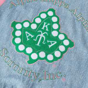 แจ็คเก็ตยีนส์ทรงบอมเบอร์ AKA 1908 สีชมพูเขียว ปักลายเชนีลตัวอักษรกรีก สไตล์วาร์ซิตี้สำหรับผู้หญิง คุณภาพพรีเมียม - Product Image 4