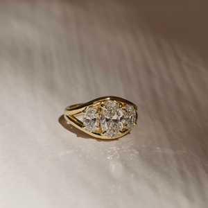 Anillo de Lujo de Oro Sólido de 14k con Certificación IGI, Diamante Cultivado en Laboratorio de Corte Ovalado con Engaste de Garras, Anillo Trílogo de Tallo Dividido con Tres Diamantes CVD HPHT - Product Image 2