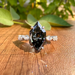 Anillo de compromiso de diamante negro talla marquesa cultivado en laboratorio con halo oculto y banda de diamantes inspirada en hojas en oro blanco - Product Image 1