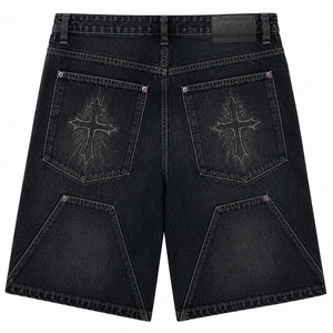 กางเกงยีนส์ขาสั้นผู้ชาย 88 Club Denim Jorts สีดำฟอกทรงหลวมสไตล์ฮิปฮอปสตรีทแวร์ พร้อมลายปักกางเขนแบบกอธิค ลายกราฟิกนกพิราบ และดีเทลโซ่ - Product Image 3