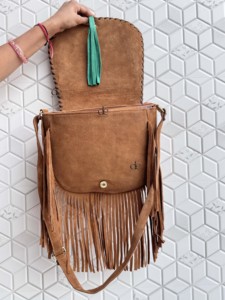 กระเป๋าหนังวัวสไตล์ตะวันตก แต่งพู่หนังแกะสลักลายขอบสีเทอร์ควอยซ์  กระเป๋าสะพายข้าง  กระเป๋าถือสไตล์โบฮีเมียนสำหรับผู้หญิง  กระเป๋าอเนกประสงค์ - Product Image 4