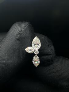 Pendientes de Lujo de Oro de 14K con Diamantes en Espiral, Piedras Marquise y Perlas, y Doble Base Plana para Perforación - Product Image 1