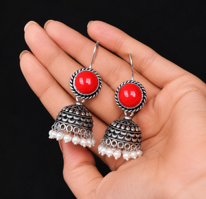 Boucles d'oreilles Jhumka en pierres précieuses |   Boucles d'oreilles pendantes en argent oxydé avec perles |   Bijoux ethniques bohèmes faits à la main pour femmes - Product Image 5