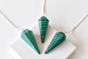 Péndulos Facetados de Malaquita Sintética de Color Verde de Primera Calidad al por Mayor, Piedra Preciosa Semipreciosa para Sanación Reiki - Product Image 4