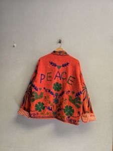 Chaqueta Suzani de Terciopelo Naranja Premium para Mujer, Bordado Floral de Corazones, Estilo Bohemio Étnico, Abrigo de Invierno de Diseñador al por Mayor - Product Image 2