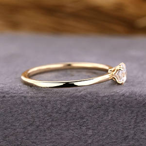 Bague de fiançailles solitaire en diamant rond de laboratoire 14K or jaune massif serti d'une double griffe Cadeau d'anniversaire certifié IGI - Product Image 3