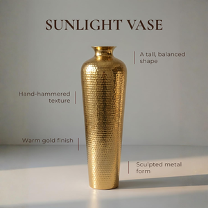 Vase de sol artisanal en métal doré avec texture martelée, décoration florale pour espaces de vie de luxe - Product Image 1