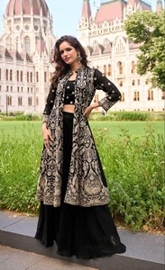 Traje de Georgette de talla única con bordado y adornos, estilo moderno para bodas y Diwali - Product Image 3