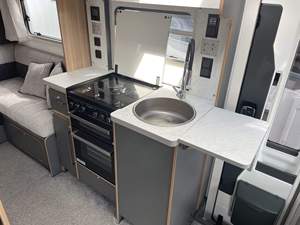 Autocaravana de Lujo Tipo Sprinter, Furgoneta Camper Diésel, Construcción de Acero, Cocina, Baño, Sistema Solar, para 4-6 Personas, Viajes y Campamentos - Product Image 4