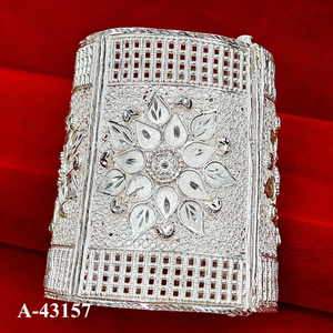 MOLL JEWELLERS A-43153 กำไลข้อมือโลหะผสมสังกะสีอินเทรนด์สำหรับผู้หญิงพร้อมดีไซน์ทรงเรขาคณิต ชุบทองและเงิน ประดับด้วยหินเพทาย เครื่องประดับสำหรับงานปาร์ตี้ - Product Image 5