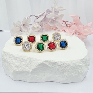 Boucles d'oreilles clous classiques populaires pour femme, plaquées or 14 carats, avec zircone colorée, forme coussin, pour anniversaire, vente en gros - Product Image 4