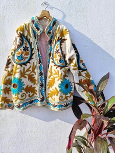 Abrigo de Talla Grande con Capucha y Hombros Caídos, Bordado Suzani de Terciopelo de Algodón Ecológico, Estilo Vintage, con Estampado Floral, para Mujer, de Bless International - Product Image 6