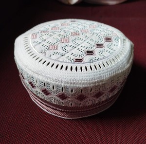 Chapeau Kufi blanc à motif ethnique en pierre, bonnet brodé de perles pour homme, en polyester, pour la prière musulmane, qualité export - Product Image 2