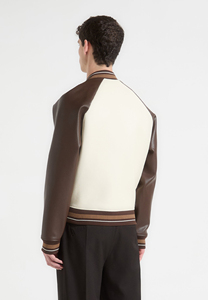 Veste universitaire pour homme, manches en cuir PU, corps crème, bordure marron, style décontracté pour l'automne, col rabattu, fermeture à boutons - Product Image 2