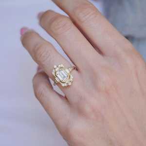 Bagues de fiançailles vintage Art Déco en diamant de laboratoire taille émeraude, serties halo, avec bande de 2 mm, bijoux fins pour mariage, en or massif 10K 14K - Product Image 2