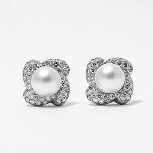 ต่างหูทอง 14K ประดับเพชรเพาะเลี้ยงและมุกทรงดอกไม้ รับรองโดย IGI ชุบโรเดียม ของขวัญสุดหรูสำหรับคุณแม่ เหมาะสำหรับงานแต่งงานและงานเลี้ยง - Product Image 1