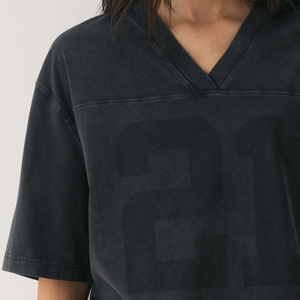 Camisetas personalizadas para mujer, holgadas, negras, con cuello en V, hombros caídos, estilo oversized, lisas, lavadas, estilo vintage. - Product Image 5