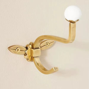 Gancho de pared de aluminio fundido Noble para temáticas de interiores clásicas que ofrece una belleza atemporal y una resistencia duradera. - Product Image 1