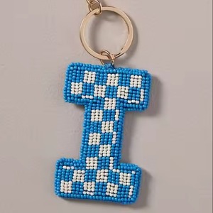 Porte-clés fantaisie en perles avec un design vibrant, style moderne, broderie perlée, aspect luxueux - Product Image 1